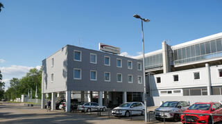 Das Hotel Motodrom befindet sich direkt unter den Tribünen des Hockenheimrings und hat damit ein Alleinstellungsmerkmal zu bieten. Die Anbindung an den Ring sorgt für eine gute Auslastung, doch Wirtschafts- und Energiekrise sind auch hier zu spüren.