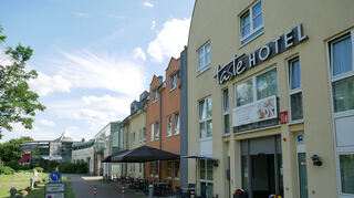 Das Taste-Hotel in der Innenstadt liegt direkt neben der Stadthalle und dem Rondeau (l.) - das Tagungsgeschäft und die Nachfrage vor allem asiatischer Reisegruppen sind seit Corona aber deutlich zurückgegangen.