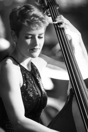 Die Bassistin Henriette Thorun spielt am Donnerstag in der Stadthalle.