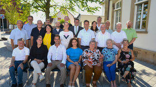 Sie bilden Plankstadter Gemeinderat in dieser Legislaturperiode (vorne v. l.): Dr. Dr. Ulrich Mende (SPD), Annabel Wettstein (PlaLi), Sami Mansouri (PlaLi), Linda Hoti (PlaLi), Simone Mack (CDU), Ulrike Breitenbücher (PlaLi), Kerstin Engelhardt (PlaLi), Andreas Wolf (Mitte v. l., CDU), Dr. Udo Weis (CDU), Jutta Schuster (CDU), Viviane Reize (GLP), Andreas Hallwachs (PlaLi), Gerhard Waldecker (PlaLi), Fredi Engelhardt (PlaLi), Thomas Burger (GLP), Dr. Felix Geisler (hinten v. l., CDU), Tom Schneider (SPD), Felix Felbel (GLP), Tim Berger (CDU), Bürgermeister Nils Drescher, Isabel Heider (CDU), Dr. Stephan Verclas (PlaLi) und Rolf Hallwachs (PlaLi).