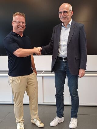 Stabübergabe bei den Lions von Walter Büttner (l.) an Dr. Siegfried Beichter.