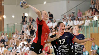 Jubiläumsspiel HSG Damen (rot-schwarz) gegen die Flames aus Bensheim/Auerbach: Hier Lena Nussbaumer.