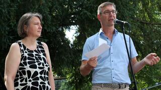 Elternbeiratsvorsitzende Andrea Wiegand (l.) und Schulleiter Thomas Becker eröffnen das beliebte Fest.