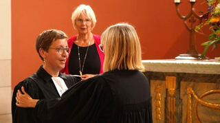 Pfarrerin Katharina Treptow-Garben (l.) wird von Schuldekanin Christine Wolf entpflichtet, im Hintergrund Kirchengemeinderätin Hanni Schneider.