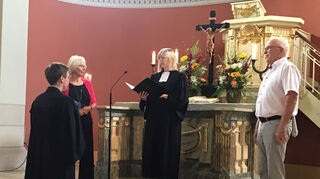 Pfarrerin Katharina Treptow-Garben (v. l.), Kirchengemeinderätin Hanni Schneider, Schuldekanin Christine Wolf und Kirchenge-meinderat Christoph Diez während des Gottesdienstes.