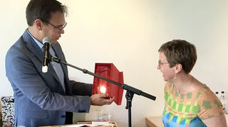 Bürgermeister Kevin Weirether überreicht Pfarrerin Katharina Treptow-Garben die Neulußheimer Stele, die in der Gemeinde nur sehr selten bisher verliehen wurde.