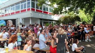Das Dietrich-Bonhoeffer-Gymnasium feiert sein traditionelles Eichenfest. Schüler und Lehrer warten mit einem bunten Programm sowie einer breiten Palette an Essen und Getränken auf.