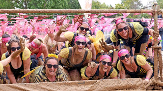 Teilnehmerinnen beim Muddy Angel Run. Die "flotten Bienchen" suchen ihren Weg durch den Matsch.