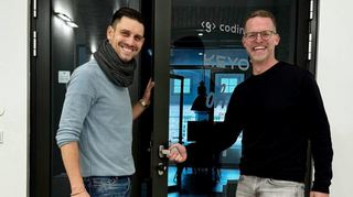 Klaus Junge (links) und Niels Gronau von Keyota demonstrieren ihr digitales Türschloss.