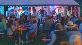 Beim Sommernachtsfest vom TV ist immer hervorragende Stimmung.