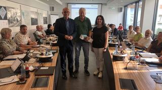 Oberbürgermeister Dr. René Pöltl dankt dem ausgeschiedenen Peter Lemke (M.) für sein Engagement. Andrea Rung ist nun an den Ratstisch nachgerückt.