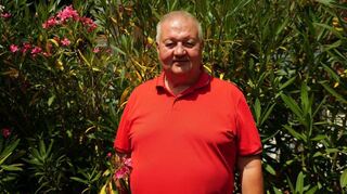 Gerhard Zirnstein in seinem Garten in Brühl. Dort verbringt er als Hobbygärtner viel Zeit.