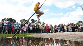 Fierljeppen oder Polsstokverspringen nennt sich diese Sportart – auf deutsch Pultstockspingen. In Holland genießt sie Kultstatus.
