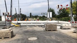 So sieht es derzeit auf der Baustelle am künftigen Haltepunkt Nordstadt aus. Hier ist der umgebaute Bahnübergang zu sehen. Im Hintergrund soll die Querungshilfe für Fußgänger entstehen.