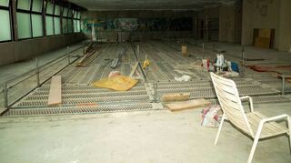 So sieht die Baustelle derzeit von innen aus. Das Mosaik aus Fliesen an der Wand im Hintergrund soll erhalten bleiben.