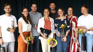 Abschied, auch mit Tränen: Philipp Klein, Lena Weh, Jonathan Ichters, Melina Schillingmann, Daniel Bender, Carina Tirolf, Johanna Förster und Henriette Fuchs verlassen das Hebel-Gymnasium.