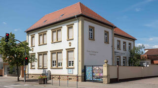 Für die große Mehrheit am Ratstisch ist eine Erhöhung der Kindergartengebühren, im Bild der mittlerweile von der Gemeinde über-nommene Kindergarten Regenbogen, unumgänglich, um die Lücke im Haushalt nicht zu vergrößern.