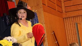 Blick in den magischen Beutel: Fabulas Hexerei klappt nur mit der Hilfe der Kinder in der Fritz-Mannherz-Halle. Hexenpudel „Fidelio“ (l.) schaut zu.
