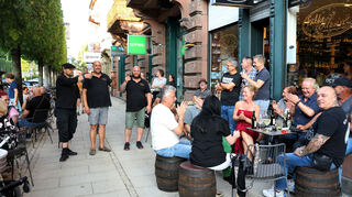 Inhaber Wolfgang Falke (stehend, M.) und seine Mitarbeiter Johannes Henn (r.) und Claude Zeh begrüßen die Gäste.