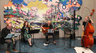 Vor den großformatigen und farbintensiven Bildern von Inna Artemova: „Die Drei und Bass“ Knut Rössler (v. l.), Christine Rox, Thomas Jehle und Henriette Thorun spielen in der Ausstellung „Beyond the Dragonfly“ in der Stadthalle Jazztitel mit viel Gelegenheit zur Improvisation.