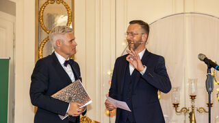Matthias Steffan (links), 1. Bürgermeister von Schwetzingen, und Moderator Sebastian Schuschu.