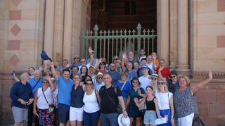 Deutsch-italienische Gruppe auf Kultur-Tour: Die Reilinger und ihre Gäste aus Mezzago besuchen gemeinsam in bester Laune den Speyerer Dom.