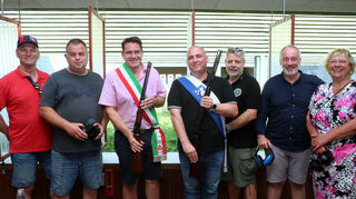 Treffen mit Treffern: Bürgermeister Stefan Weisbrod (3. v. l. mit italienischer Schärpe) empfängt die Partner aus Mezzago im Schützenhaus der Sportschützen. Ralf Müller (Amici, v. l.), Uwe Strebelow (Jugendleiter), Bürgermeister Massimiliano Rivabeni, Jens Penther (Vorsitzender Schützenverein), Lorenzo Machiavelli und Moni Kasper (Amici) auf der Schießanlage.