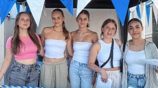 Weißblauer Stand des deutschen Beitrags der 9a: Hier gibt’s „Weißwurscht, Brezn und siaßer Semf“ ganz nach bayerischer Art für die Besucher des Schulfests.