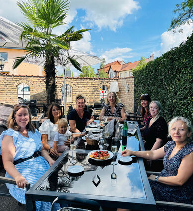 Die Teilnehmerinnen der „Ladies Lunch“-Premiere (von links): Nicole Weiland (Lusshard Apotheke), Katja Brömmer (Eventwerk, Gewerbevereinsvorsitzende), Claudia Piorr (Labor Piorr, zweite Vereinsvorsitzende), Madeleine Kühne (Kühne Consulting), Giovanna Caravotta (Eiscafé Bistro Venezia, Restaurant Cavallino), Jennifer Singer (Duftberatung Heimat-Licht) und Jessica Simon (Chogan Parfüm-Beraterin).