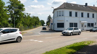 Statt eines eingezeichneten Parkplatzes im Mündungsbereich der Kirschen- in die Hauptstraße wird ein Halteverbot in diesem Bereich gefordert.