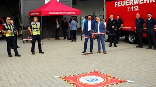 Und sie hebt ab: Die Spender von der Versicherungsgruppe BGV Badische Versicherungen beobachteten mit Bürgermeister Pascal Seidel den Einsatz der Feuerwehr-Drohne (schwebend).