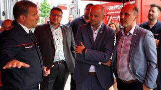 Kommandant Andrea Danieli erläuterte den Gästen am Bildschirm die Einsatzmöglichkeiten der Drohne.