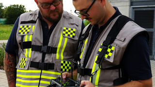 Die Drohnenführer Rene Suhrweier (l.) und Marvin Sturm haben jederzeit alles im Blick.