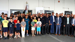 Die Versicherungsgruppe BGV Badische Versicherungen spendete 10.000 Euro an die Freiwillige Feuerwehr Oftersheim für die Vegetationsbrandbekämpfung. Vorstand Jürgen Schmitz hatte für die Jugendfeuerwehr ein kleines Feuerwehrauto dabei.