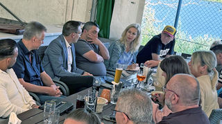 Intensiver Austausch: Bürgermeister Kevin Weirether (3. v. l.) und die Gewerbevereins-mitglieder haben am See auf Anhieb viele Themen zu besprechen.