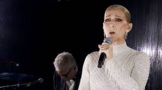 Céline Dion hat auf dem Pariser Eiffelturm furios ein Edith-Piaf-Chanson gesungen.