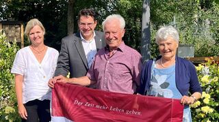Hospizleiterin Kirsten Karran (v.l.), Geschäftsführer Stefan Weisbrod, Paul und Elfriede Vögele bei der Spendenübergabe.