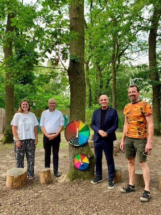 Anna Stähle (v.l.), Stefan Lenz, Daniel Born und Jürgen Schrott im Waldkindergarten in Hockenheim.