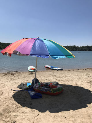 Gehören am Kollersee inzwischen beinahe zur Standardausrüstung: nicht nur Sonnenschirme, sondern die beliebten Stand-up-Paddle-Boards.