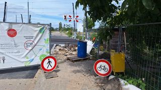Stadt und Bahn warnen eindringlich vor dem Überqueren des geschlossenen Bahnübergangs in der Nordstadt. Immer wieder werden hier Absperrungen zur Seite geräumt.