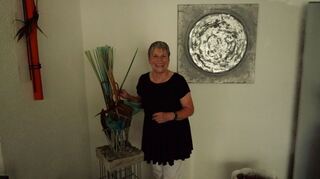 Gisela Baumann arbeitet in ihrem Atelier in der Rheinauer Straße in Brühl an einer floralen Installation.