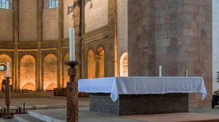 Hier am Pontifikalaltar im Dom stehen die Gläubigen.