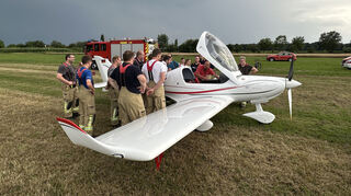 Zum Glück nur eine Übung: Das Ultraleichtflugzeug WT9 Dynamic hat der Sportfliegerclub Hockenheim erst im April als Ersatz für die beim Brand im Juni 2023 zerstörte Maschine erhalten. Peter Horsch gibt den Feuerwehrleuten eine Einweisung ins Gerät.
