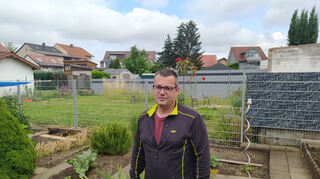 Jörg Engfer in seinem Garten. Er möchte als neues Mitglied im Gemeinderat Dinge anderes machen, als die Kommunalpolitiker, die er zuvor kritisierte – getreu dem Motto „Nicht nur meckern, sondern auch machen.“