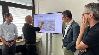 Matthias Wolf (v.l.), Dr. Thomas Kölbel und Stefan Ertle (r.) von Geohardt erläutern Staatssekretär Dr. Andre Baumann die Mess-ergebnisse der Seismik in einer 2D-Animation.