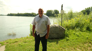 Jürgen Pietsch steht an seinem Lieblingsplatz mit Blick auf den Rhein.