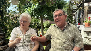 Ursula und Hans-Peter Hemmerich in ihrem Oftersheimer Garten. Jetzt feiert das Paar, das in Schwetzingen 1984 ein eigenes Unternehmen zur Verkehrsschilderproduktion gründete, seine Diamantene Hochzeit.
