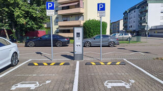 Seit kurzer Zeit ist auf dem Parkplatz in der Eisenacher Straße Ecke Friedrich-Ebert-Straße eine neue E-Ladesäule für zwei Fahrzeuge in Betrieb.