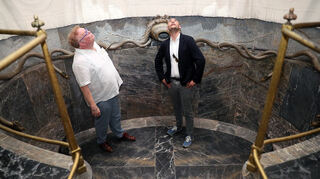 Dr. Ralf Wagner (links) und Finanzminister Dr. Danyal Bayaz in der Badewanne des Badhauses.