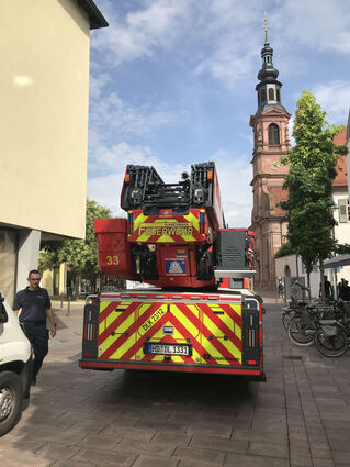 Nur mit viel Geduld und Augenmaß findet die Drehleiter der Feuerwehr den Weg durch die Schwetzinger Fußgängerzone.